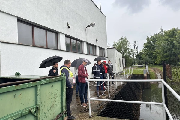 Uczestnicy zajęć terenowych na przepompowni w Dobrówkach Breńskich_3
