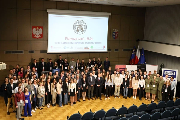 zdjęcie grupowe uczestników konferencji