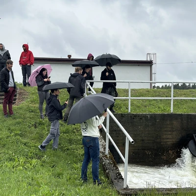 Uczestnicy zajęć terenowych na przepompowni w Dobrówkach Breńskich_4
