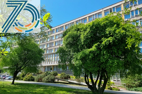 Budynek Jubileuszowy URK z logo 70-lecia WISiG