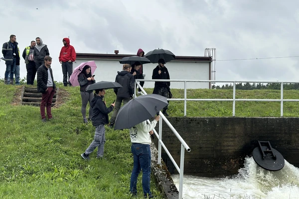 Uczestnicy zajęć terenowych na przepompowni w Dobrówkach Breńskich_4