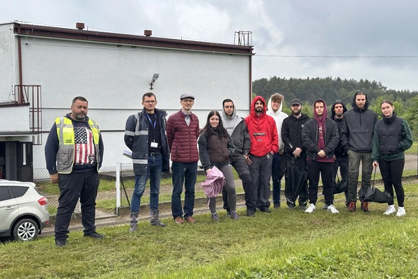 Uczestnicy zajęć terenowych na przepompowni w Dobrówkach Breńskich_8
