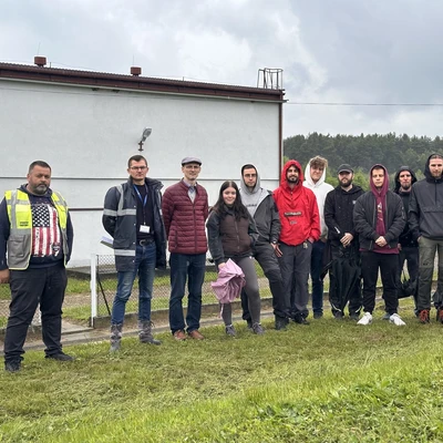Uczestnicy zajęć terenowych na przepompowni w Dobrówkach Breńskich_8